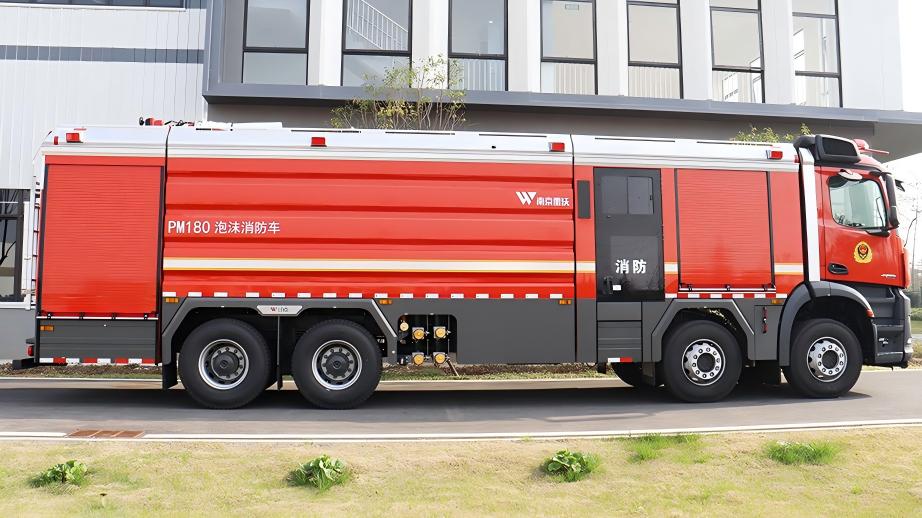 雷沃协力PM180型泡沫消防车