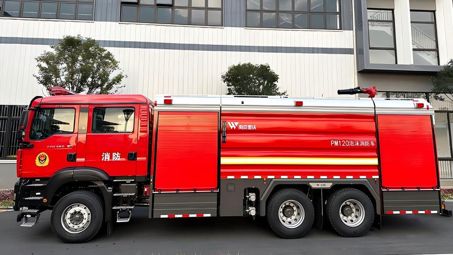 雷沃协力 PM120型泡沫消防车