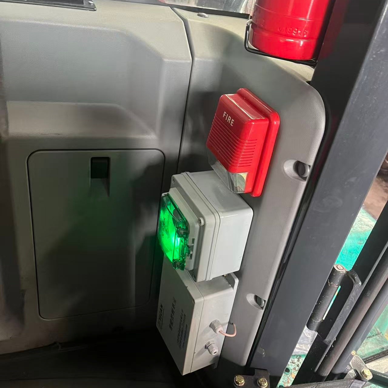 发动机舱火险防控：感温即动的自动灭火方案解析